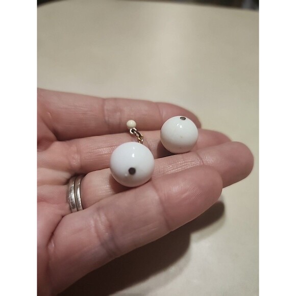 Vintage White Bead Dangle Stud Earrings Gold Tone Retro Jewelry - Picture 3 of 5